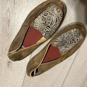 Twisted X Tan and Cream Patterned Women's Flats size 9